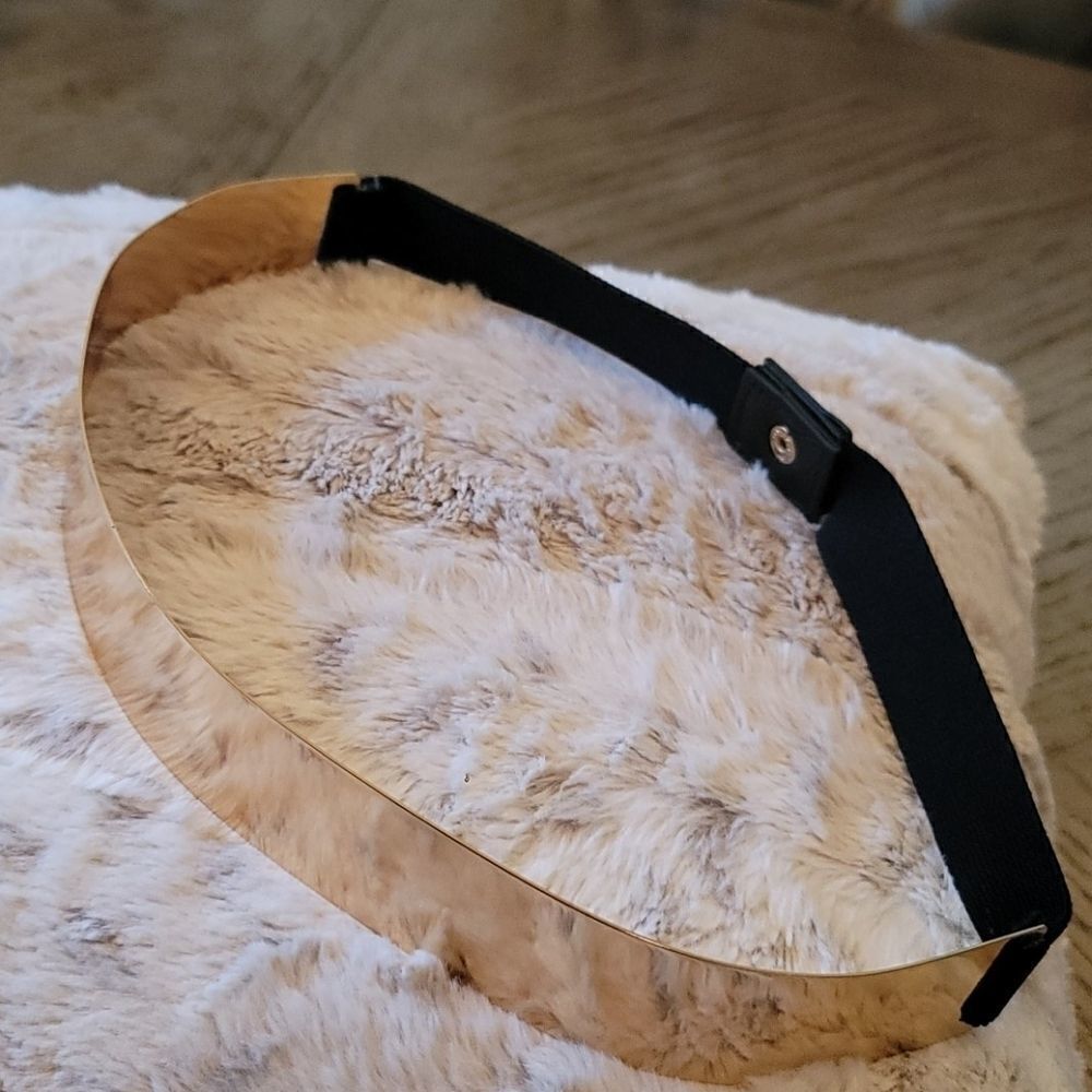 Size small black and gold belt stretchy 🖤💛